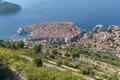 Die Altstadt von Dubrovnik mit der Stadtmauer und dem alten Hafen.