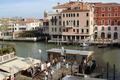 Ausblick auf den Canal Grande von unserem Hotelfenster aus.